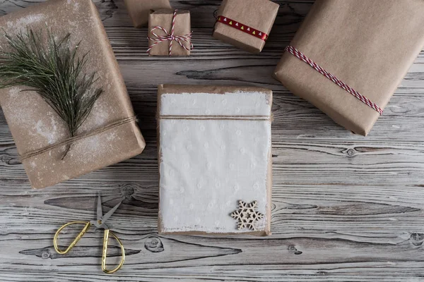 크리스마스 종이와 나무로 선물들 널빤지 — 스톡 사진