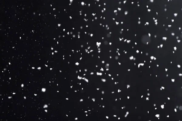 夜晚下着雪 黑色背景上的Bokeh灯 飘扬在空中的雪花 覆盖纹理 — 图库照片