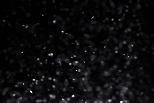 Esik Éjszaka Bokeh Fények Fekete Háttér Repülő Hópelyhek Levegőben Átfedő — Stock Fotó