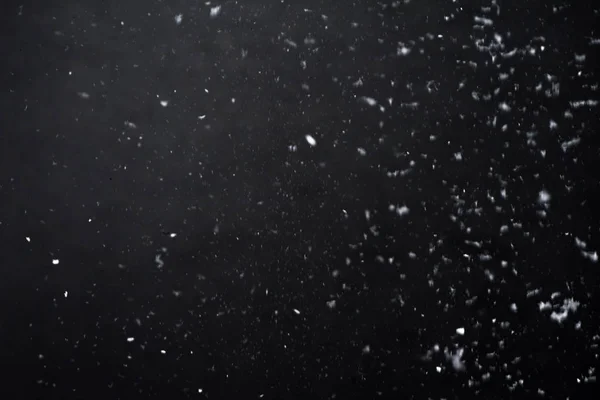 夜晚下着雪 黑色背景上的Bokeh灯 飘扬在空中的雪花 覆盖纹理 — 图库照片