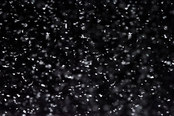 夜晚下着雪 黑色背景上的Bokeh灯 飘扬在空中的雪花 覆盖纹理 — 图库照片