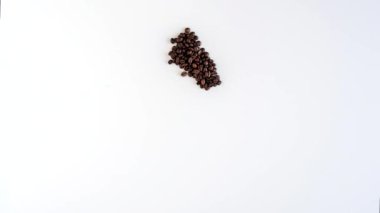 Yılbaşı ağacı taze kavrulmuş kahve çekirdeklerinden yapılmış beyaz masa üzerinde şekerleme (şekerlemeler). Kış konsepti Yaratıcı. Minimalizm