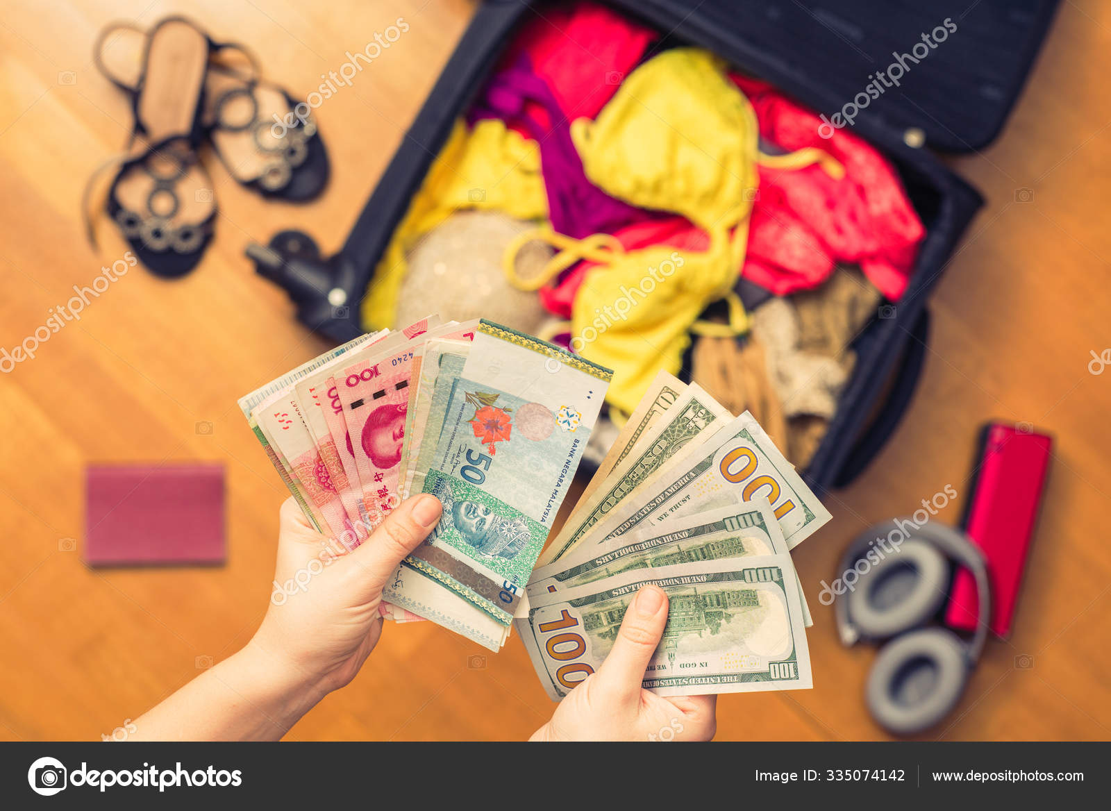 手里拿着亚洲钱和美国100美元钞票的女人包在地板上的东西选择和兑换货币旅行概念——图库图片© flowertiare #335074142