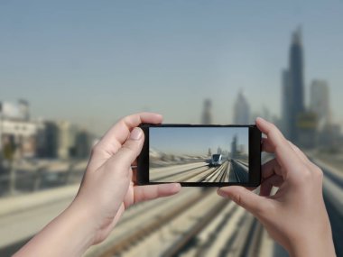 Kumsalda akıllı telefon kullanan bir kadın.