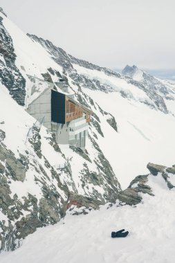 Alplerdeki en büyük Jungfrau buzulunun panoramik görüntüsü. 