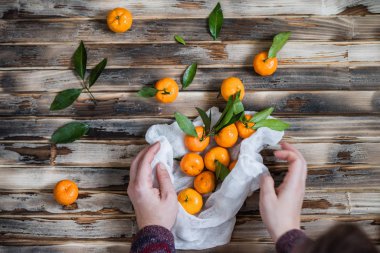 Gazlı bezli mandalinalar kırsal kahverengi ahşap tahta masada.