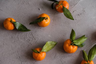 Gri beton arka planda Mandarinler. Durgun hayat. Düz yatıyordu 