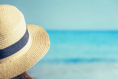 Plajda pipetli bir kadın deniz manzaralı..