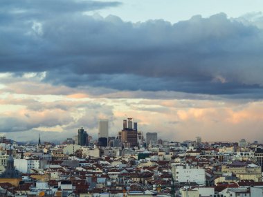 Madrid 'de fırtınada Gran Via ve Plaza de Cibeles' in panoramik hava manzarası