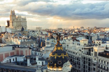Madrid 'de fırtınada Gran Via ve Plaza de Cibeles' in panoramik hava manzarası