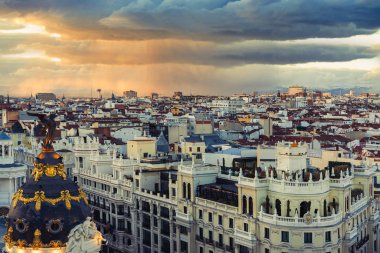 Madrid 'de fırtınada Gran Via ve Plaza de Cibeles' in panoramik hava manzarası