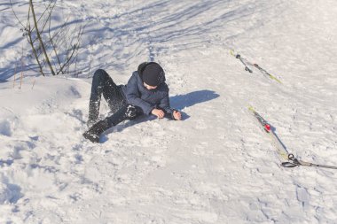 Parktaki genç çocuk Kışın kar yağarken.