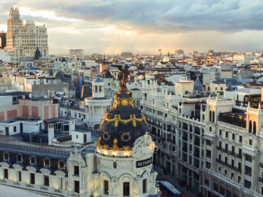 Madrid 'de fırtınada Gran Via ve Plaza de Cibeles' in panoramik hava manzarası