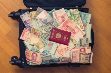 Güneydoğu Asya 'nın Rus pasaportu ve 100 dolarlık banknotuyla dolu valizi.