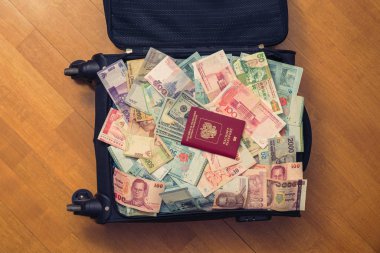 Güneydoğu Asya 'nın çantasının tamamı Rus pasaportu ve 100 dolarlık banknotla dolu. Hong Kong, Endonezya, Malezya, Tayland, Singapur Doları. 