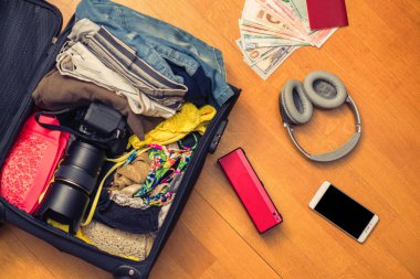 Seyahat için kalem ve aksesuarlarla ayarlayın