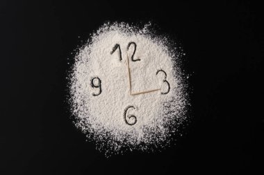 Un ve kürdandan çıkan okların yaratıcı konsept fotoğrafı. Sağlıklı yemek kavramı.