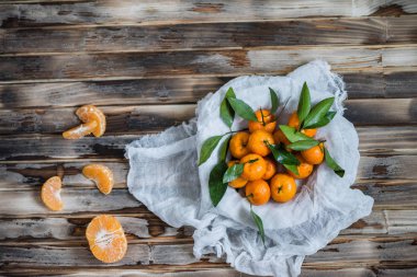 Gazlı bezli mandalinalar kırsal kahverengi ahşap tahta masada.
