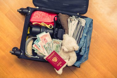 Bavul yerde mayo dolu. Seyahat kavramı