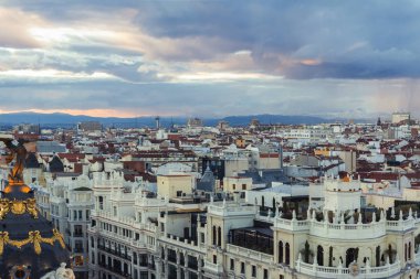 Madrid 'de fırtınada Gran Via ve Plaza de Cibeles' in panoramik hava manzarası