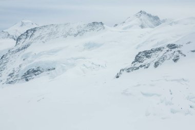 Jungfrau Dağı zirvesinden Aletsch buzuluna doğru. Bernese Oberland, İsviçre