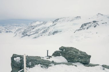 Jungfrau Dağı zirvesinden Aletsch buzuluna doğru. Bernese Oberland, İsviçre