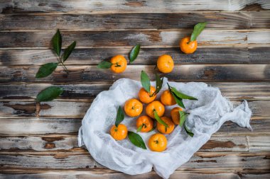 Gazlı bezli mandalinalar kırsal kahverengi ahşap tahta masada.