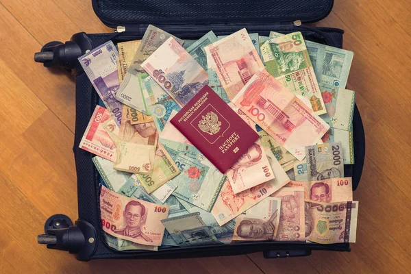 Maleta Llena Dinero Del Sudeste Asiático Con Pasaporte Ruso Billete — Foto de Stock