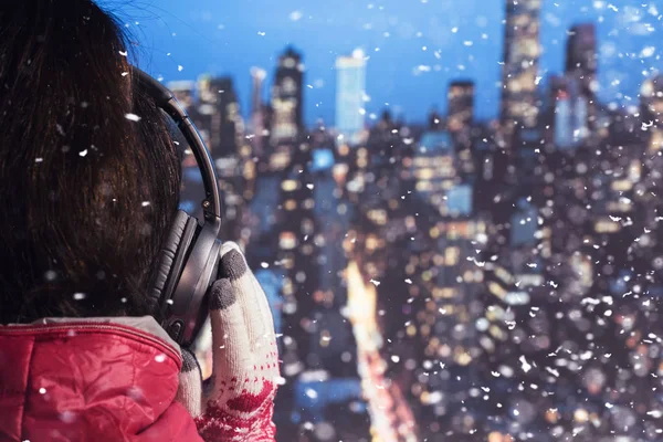 Jonge Vrouw Een Winterjas Gebreide Handschoenen Luisteren Muziek Koptelefoon Het — Stockfoto