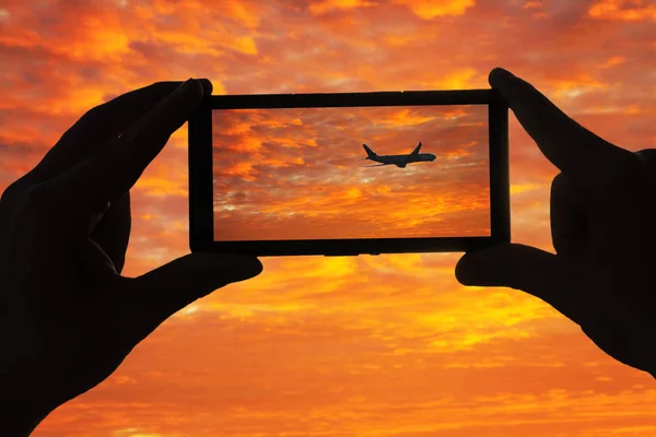 Γυναίκα Λήψη Φωτογραφιών Του Αεροπλάνου Που Φέρουν Στο Φόντο Ηλιοβασίλεμα — Φωτογραφία Αρχείου