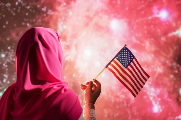 Moslim Vrouw Een Sjaal Met Amerikaanse Vlag Tijdens Vuurwerk Nachts — Stockfoto