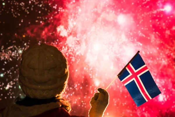 Feux Artifice Nuit Femme Vêtements Hiver Avec Drapeau Islande Sur — Photo