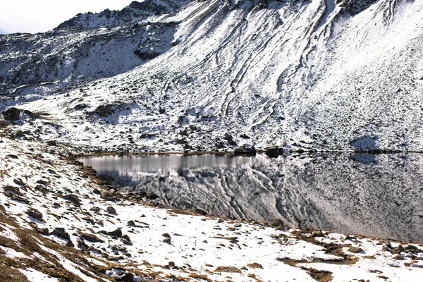 スイスの雪の山と湖 冬のスイスのフレーラ峠 — ストック写真