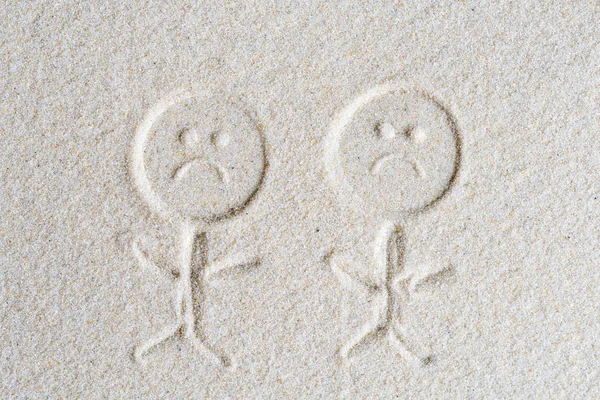 Deux Petits Hommes Dessinés Malheureux Sur Sable Plage Concept Pose — Photo