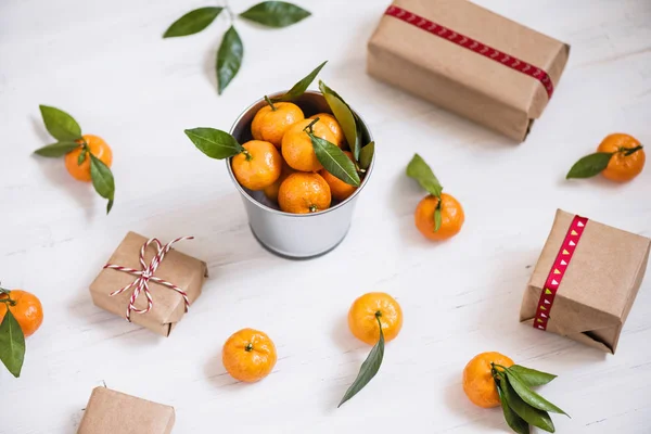 Weihnachtsdekoration Aus Mandarine Eisernen Eimer Weihnachtsbaum Geschenke Auf Den Weißen — Stockfoto