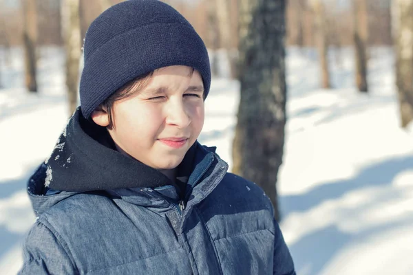 Ragazzo Adolescente Nel Parco Nella Nevicata Invernale — Foto Stock