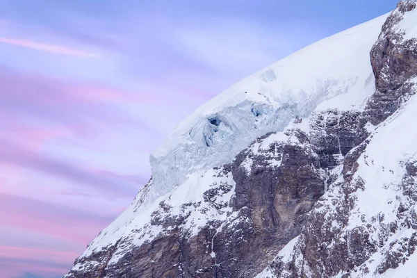 Snöiga Toppar Berget Jungfrau Bernese Alperna Mot Bakgrund Solnedgången Himlen — Stockfoto