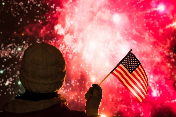 Vuurwerk Nachts Vrouw Winterkleding Met Amerikaanse Vlag — Stockfoto