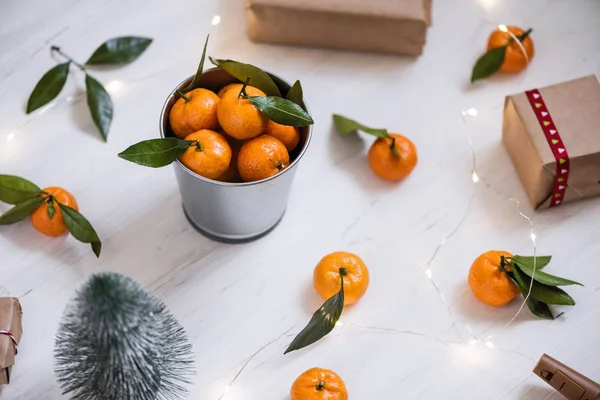 Weihnachtsdekoration Aus Mandarine Eisernem Eimer Weihnachtsbaum Geschenken Und Einem Leuchtenden — Stockfoto
