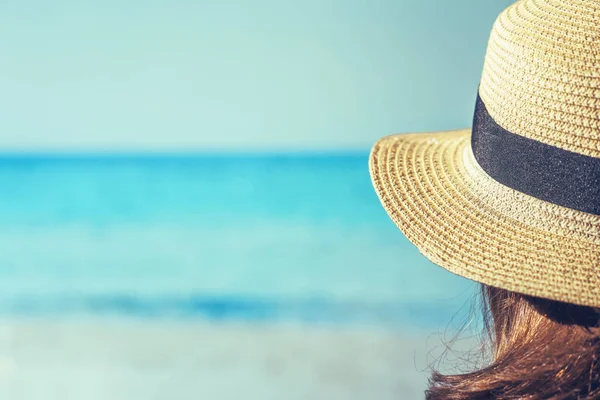 Mujer Una Paja Una Playa Con Vista Mar —  Fotos de Stock