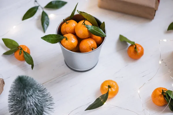 Weihnachtsdekoration Aus Mandarine Eisernem Eimer Weihnachtsbaum Geschenken Und Einem Leuchtenden — Stockfoto