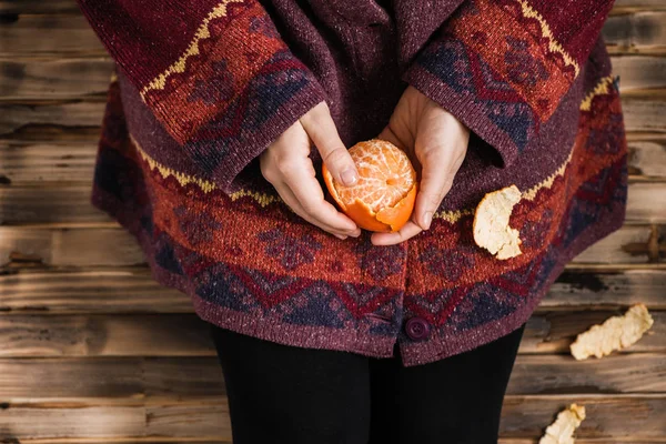 Egy Egy Hatalmas Téli Pulóverben Rusztikus Padlón Tisztítja Mandarint — Stock Fotó