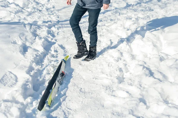 Junge Teenager Auf Skiern Einem Park Aus Winterlichen Schneeverwehungen — Stockfoto