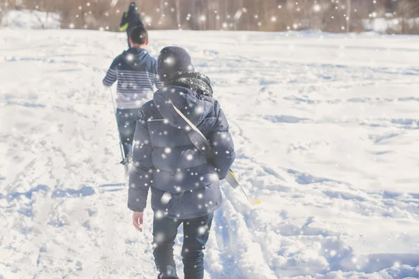 Visão Traseira Meninos Adolescentes Andando Com Esqui Parque Inverno Nevasca — Fotografia de Stock