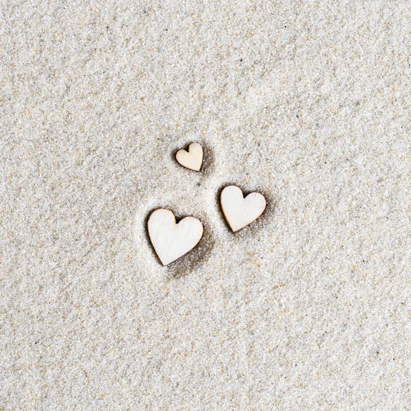 Tři Dřevěná Valentýnská Srdce Písku Pláži Koncept — Stock fotografie