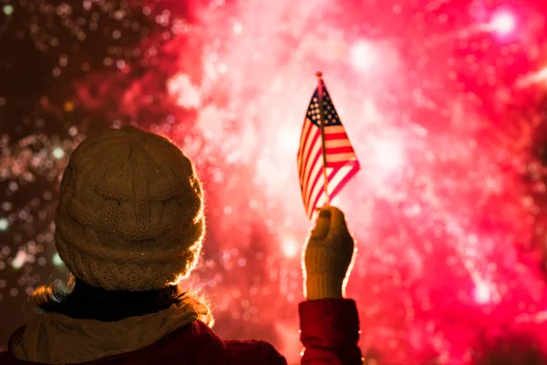 Vuurwerk Nachts Vrouw Winterkleding Met Amerikaanse Vlag — Stockfoto