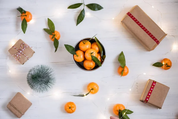 Weihnachtsdekoration Aus Mandarine Eisernem Eimer Weihnachtsbaum Geschenken Und Einem Leuchtenden — Stockfoto