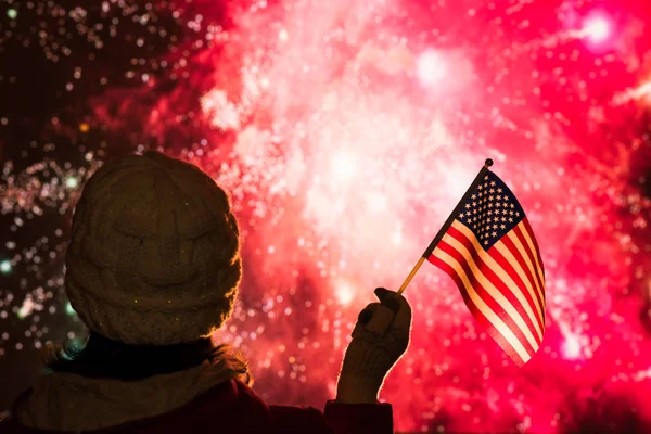 Vuurwerk Nachts Vrouw Winterkleding Met Amerikaanse Vlag — Stockfoto