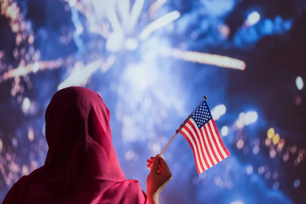 Muslimische Frau Einem Schal Mit Amerikanischer Flagge Während Des Nächtlichen — Stockfoto