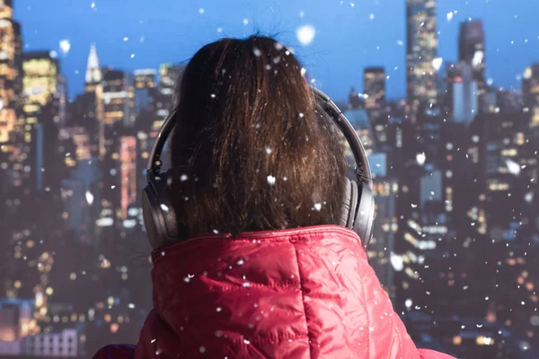 Молодая Женщина Зимней Куртке Вязаных Перчатках Слушает Музыку Наушниках Крыше — стоковое фото